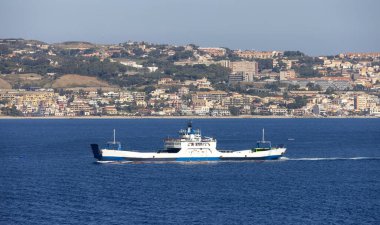 Şehir merkezindeki deniz kenarındaki feribot arka planda. Messina, Sicilya, İtalya. Güneşli Sabah.