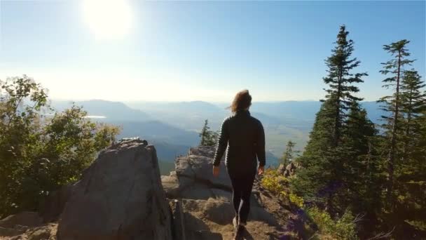 日落时分 妇女与秋天的色彩一起在加拿大风景中远足 Elk Mountain Chilliwack East Vancouver British Columbia Canada — 图库视频影像