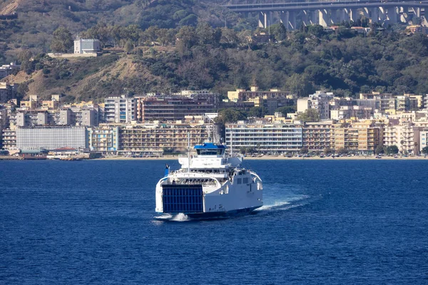 Barco Balsa Com Centro Cidade Junto Mar Fundo Messina Sicília — Fotografia de Stock