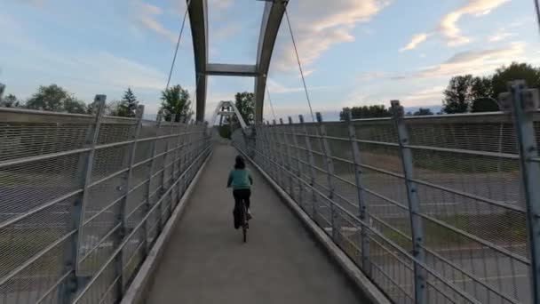 자전거를 교외의 캐나다 고속도로를 가로지르는 보행자 다리를 건너는 밴쿠버 브리티시컬럼비아주 — 비디오