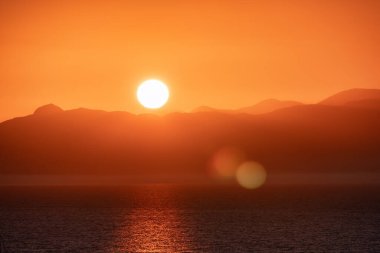 Dağ manzaralı İyon Denizi. Alacakaranlık Gündoğumu Gökyüzü. Katakolo, Yunanistan.