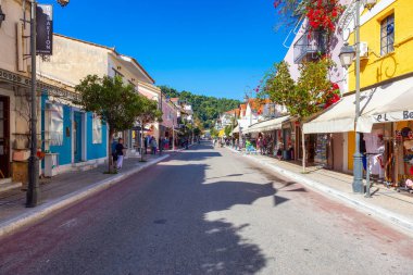 Katakolo, Yunanistan - 1 Kasım 2022: Güneşli bir sabah boyunca Katakolon Market 'te mağazaları olan sokak manzarası.