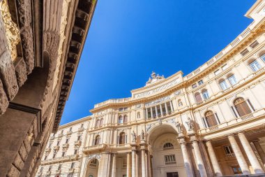 İtalya 'nın Napoli şehrindeki eski mimarlık binaları. Güneşli Gün.