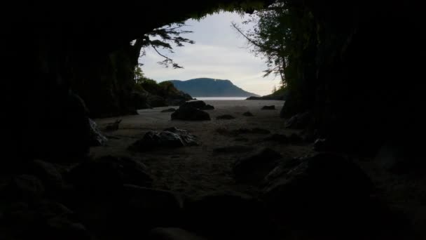Jaskinia Przy Piaszczystej Plaży Wybrzeżu Oceanu Spokojnego Zachód Słońca Zatoka — Wideo stockowe