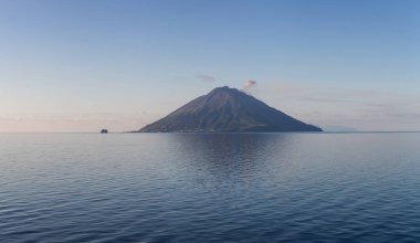 Stromboli Adası ve Tyrhenian Denizi 'nde aktif bir volkan. İtalya. Güneşli Sabah Gündoğumu Gökyüzü. Doğa Arkaplan Panoraması