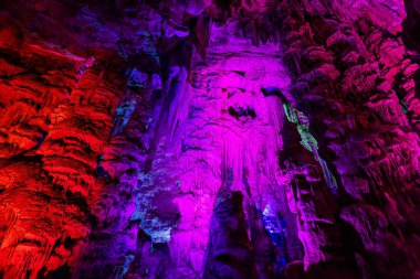 Renkli ışıkları olan Aziz Michaels Mağarası. Doğal Kaya oluşumu. Cebelitarık, İngiltere. Doğa Arkaplanı.