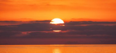 Tyrhenian Denizi üzerinde dramatik Renkli Gündoğumu Gökyüzü. Soyut Kızıl Gök. Bulutlu Doğa Arkaplanı.