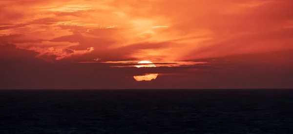 Dramatyczne Kolorowe Niebo Zachód Słońca Nad Północnym Oceanem Atlantyckim Streszczenie — Zdjęcie stockowe