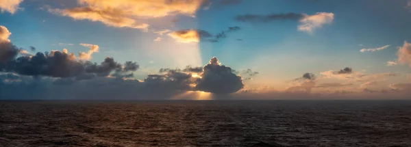 Dramatischer Bunter Sonnenaufgangshimmel Über Dem Nordatlantik Cloudscape Natur Hintergrund Panorama — Stockfoto