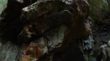 Taze su Kanada Doğa 'sında kayaların etrafından dökülüyor. Lynn Vadisi Kanyonları, Kuzey Vancouver, British Columbia, Kanada. 4k Sinema Yavaş Hareketi
