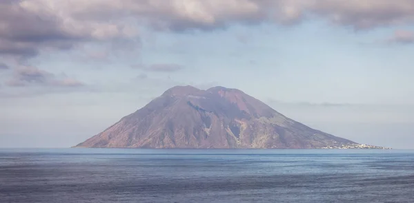 Insel Stromboli Mit Einem Aktiven Vulkan Tyrrhenischen Meer Italien Sunny — Stockfoto