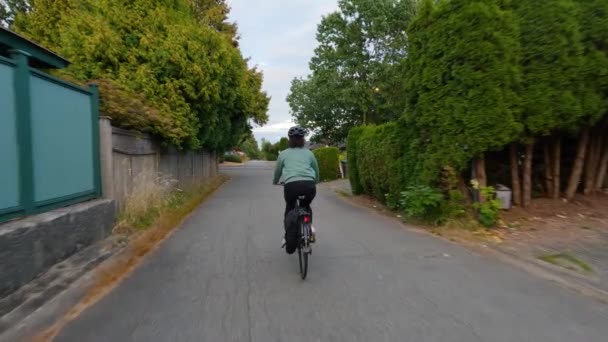 Mujer Bicicleta Camino Los Suburbios Modernos Ciudad Sunset Sky Surrey — Vídeos de Stock