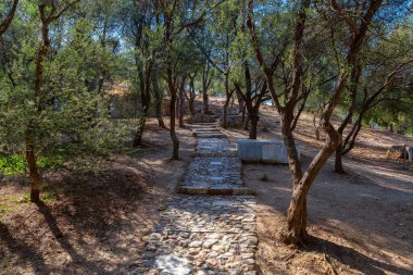 Philopappos Tepesi, Atina, Yunanistan 'da ağaçlı tuğla patikası. Güneşli Sabah.