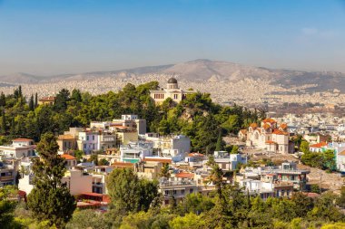 Arka planda Şehir ve Dağları olan tarihi bir şehirde ikametgah. Areopagus Tepesi, Atina, Yunanistan.