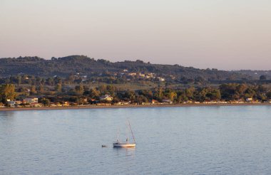 İyon Denizi kıyısındaki küçük bir turistik kasabada konutlar. Katakolo, Yunanistan. Güneşli Gündoğumu Gökyüzü.