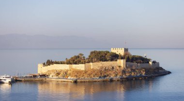 Ege Denizi kıyısındaki bir turistik kasabada tarihi eser, Kusadasi Şatosu. Kusadasi, Türkiye. Güneşli Sabah Gündoğumu.