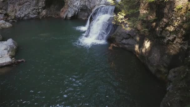 在加拿大大自然中 流下来的淡水落在岩石周围 林恩山谷峡谷 北温哥华 不列颠哥伦比亚省 加拿大 4K电影慢动作 — 图库视频影像