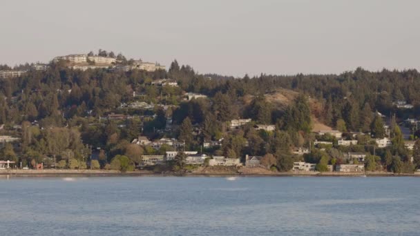 Miasto Nad Wodą Otoczeniu Domów Gór Drzew Jesienny Sezon Nanaimo — Wideo stockowe