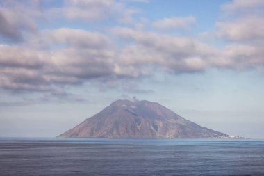 Stromboli Adası ve Tyrhenian Denizi 'nde aktif bir volkan. İtalya. Güneşli Sabah Gündoğumu Gökyüzü. Doğa Arkaplanı