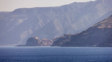 İtalya, Calabria 'da deniz ve dağların yanındaki turistik bir kasaba, Scilla. Güneşli sabah.