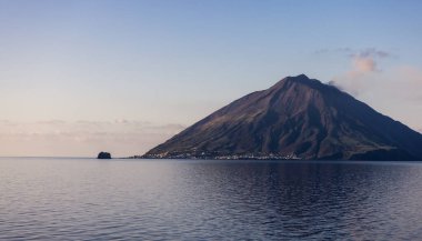 Stromboli Adası ve Tyrhenian Denizi 'nde aktif bir volkan. İtalya. Güneşli Sabah Gündoğumu Gökyüzü. Doğa Arkaplanı