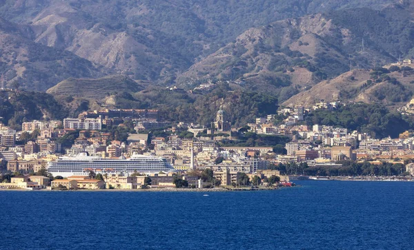市区在海边 有山地背景 意大利西西里的梅西纳晨曦 — 图库照片