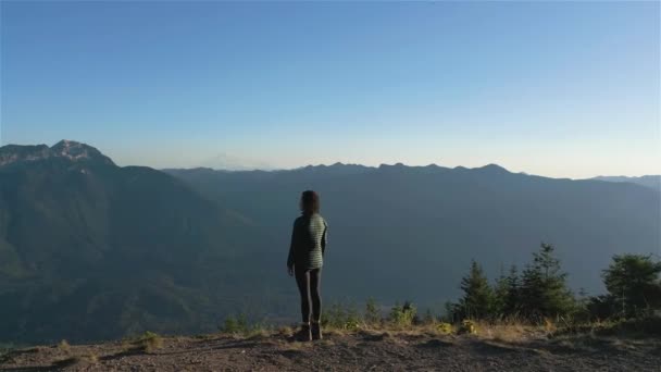 晴れた夜の間に秋の色とカナダの風景の中に冒険的な女性のハイキング エルク マウンテン チリワック バンクーバーの東 ブリティッシュコロンビア州 カナダ アドベンチャートラベルコンセプト スローモーション — ストック動画