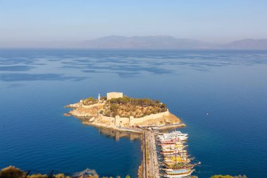 Ege Denizi kıyısındaki bir turistik kasabada tarihi eser, Kusadasi Şatosu. Kusadasi, Türkiye. Güneşli Sabah Gündoğumu.