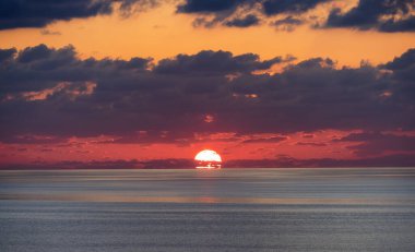 Akdeniz üzerinde dramatik renkli Gündoğumu Gökyüzü. Soyut Kızıl Gök. Bulutlu Doğa Arkaplanı.