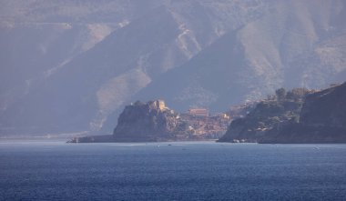 İtalya, Calabria 'da deniz ve dağların yanındaki turistik bir kasaba, Scilla. Güneşli sabah.