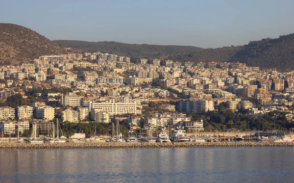 爱琴海畔一个旅游胜地的住宅和建筑物 Kusadasi 土耳其 阳光黄昏 图库图片