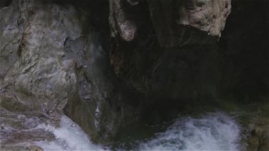 Taze su Kanada Doğa 'sında kayaların etrafından dökülüyor. Lynn Vadisi Kanyonları, Kuzey Vancouver, British Columbia, Kanada. 4k Sinema Yavaş Hareketi