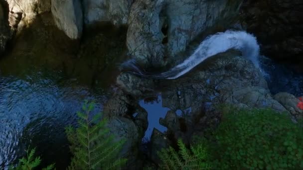 Sladká Voda Stékající Vodě Padá Kolem Skal Kanadské Přírodě Lynn — Stock video