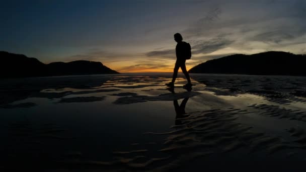 在太平洋海岸景观的沙滩上散步的女人 夕阳西下加拿大不列颠哥伦比亚省温哥华岛北部斯科特角省级公园圣约瑟夫湾 加拿大自然背景 电影4K — 图库视频影像