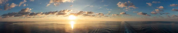 Dramatischer Bunter Sonnenaufgangshimmel Über Dem Mittelmeer Himmel Mit Sonnenstrahlen Wolkenlandschaft — Stockfoto