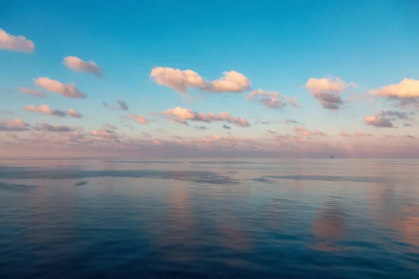 Dramatischer Bunter Sonnenaufgangshimmel Über Dem Mittelmeer Geschwollene Wolken Wolkenlandschaft Natur — Stockfoto