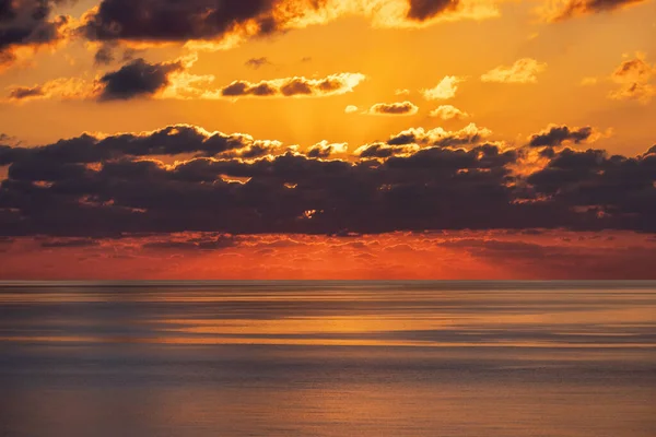 Dramatischer Bunter Sonnenaufgangshimmel Über Dem Mittelmeer Abstrakter Roter Himmel Wolkenlandschaft — Stockfoto