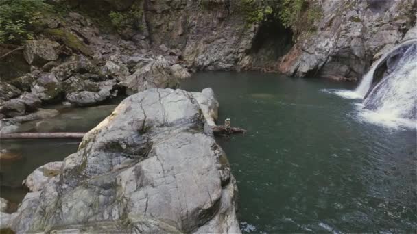 Свежая Вода Текущая Воде Падает Вокруг Камней Канадской Природе Каньоны — стоковое видео