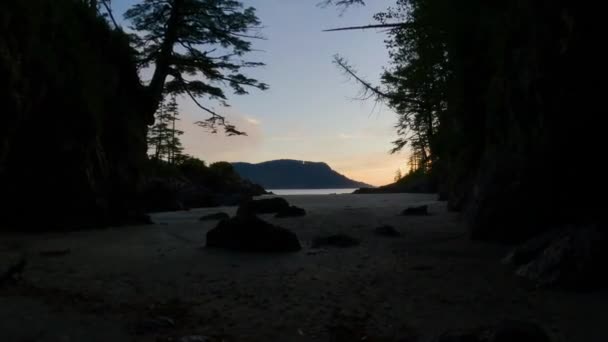 太平洋海岸景观上的桑迪海滩旁边的洞穴 夕阳西下加拿大不列颠哥伦比亚省温哥华岛北部斯科特角省级公园圣约瑟夫湾 加拿大自然背景 电影4K — 图库视频影像