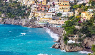 Turistik Şehir, Positano, Rocky Cliffs ve Tyrhenian Denizi kıyısındaki Dağ Manzarası. Amalfi Sahili, İtalya.