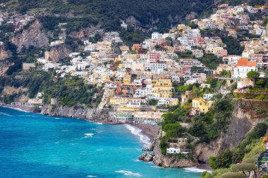 Turistik Şehir, Positano, Rocky Cliffs ve Tyrhenian Denizi kıyısındaki Dağ Manzarası. Amalfi Sahili, İtalya.