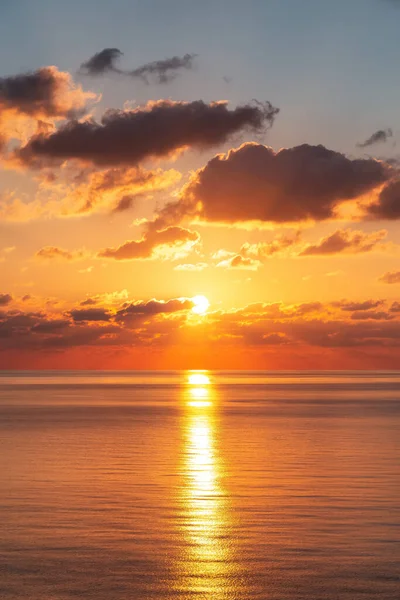 Драматичне Кольорове Небо Над Середземним Морем Хмари Сонцем Походження Хмарочосів — стокове фото