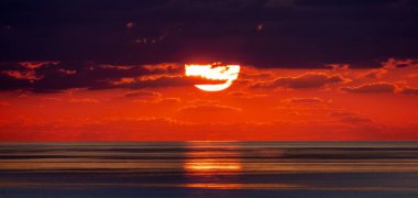 Akdeniz üzerinde dramatik renkli Gündoğumu Gökyüzü. Soyut Kızıl Gök. Bulutlu Doğa Arkaplanı.