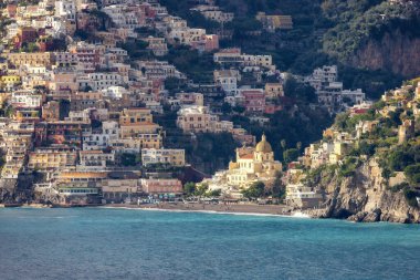 Turistik Şehir, Positano, Rocky Cliffs ve Tyrhenian Denizi kıyısındaki Dağ Manzarası. Amalfi Sahili, İtalya. Güneşli Günbatımı