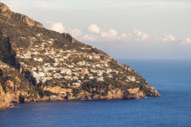 Turistik Şehir, Vettica Maggiore, Rocky Cliffs ve Tyrhenian Denizi kıyısındaki dağ manzarası. Amalfi Sahili, İtalya. Günbatımı Gökyüzü