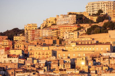 İtalya, Napoli 'nin Akdeniz kıyısındaki tarihi şehir merkezindeki Ev Binaları. Gündoğumu Gökyüzü.