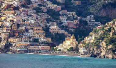 Turistik Şehir, Positano, Rocky Cliffs ve Tyrhenian Denizi kıyısındaki Dağ Manzarası. Amalfi Sahili, İtalya. Güneşli Günbatımı