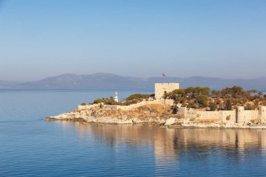 Ege Denizi kıyısındaki bir turistik kasabada tarihi eser, Kusadasi Şatosu. Kusadasi, Türkiye. Güneşli Sabah Gündoğumu.