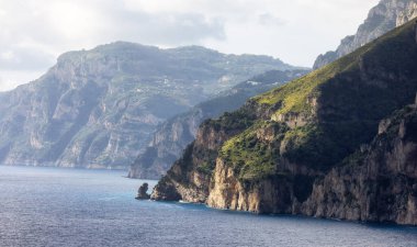 Tyrhenian Denizi kıyısındaki Rocky Cliffs ve Mountain Peyzajı. Amalfi Sahili, İtalya. Doğa Arkaplanı.