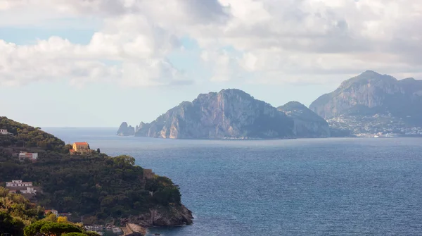 Residencial Homes Mountain Sea Com Capri Island Segundo Plano Perto — Fotografia de Stock